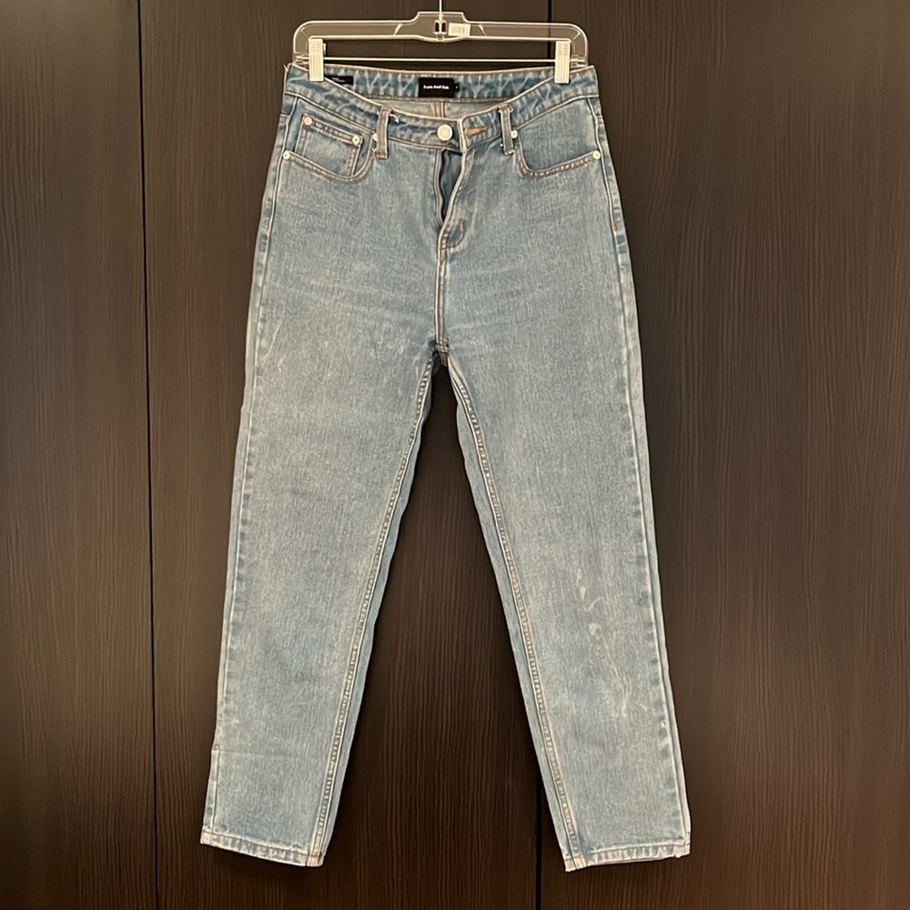 FRANK & OAK Stevie Tapered Jean in Light Wash